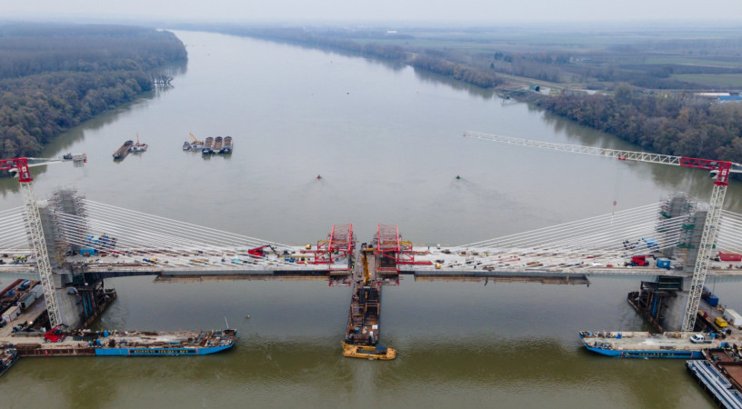 Bábel Balázs érsek kezdeményezésére Tomori Pálról nevezték el a Kalocsa és Paks közti új Duna-hidat